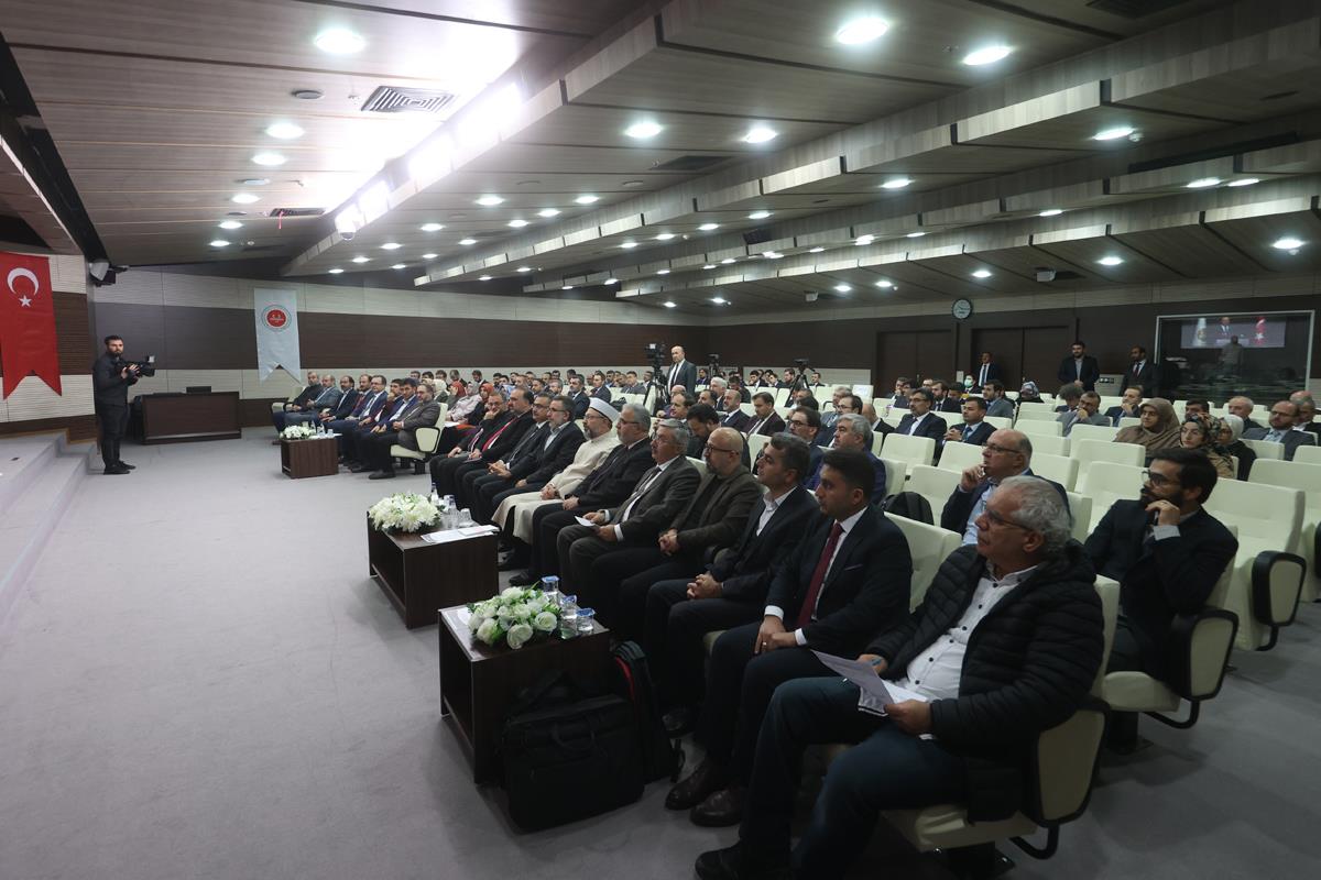 Din İşleri Yüksek Kurulu tarafından “Transhümanizm ve Din” konulu “Güncel Dini Meseleler İstişare Toplantısı” düzenlendi.