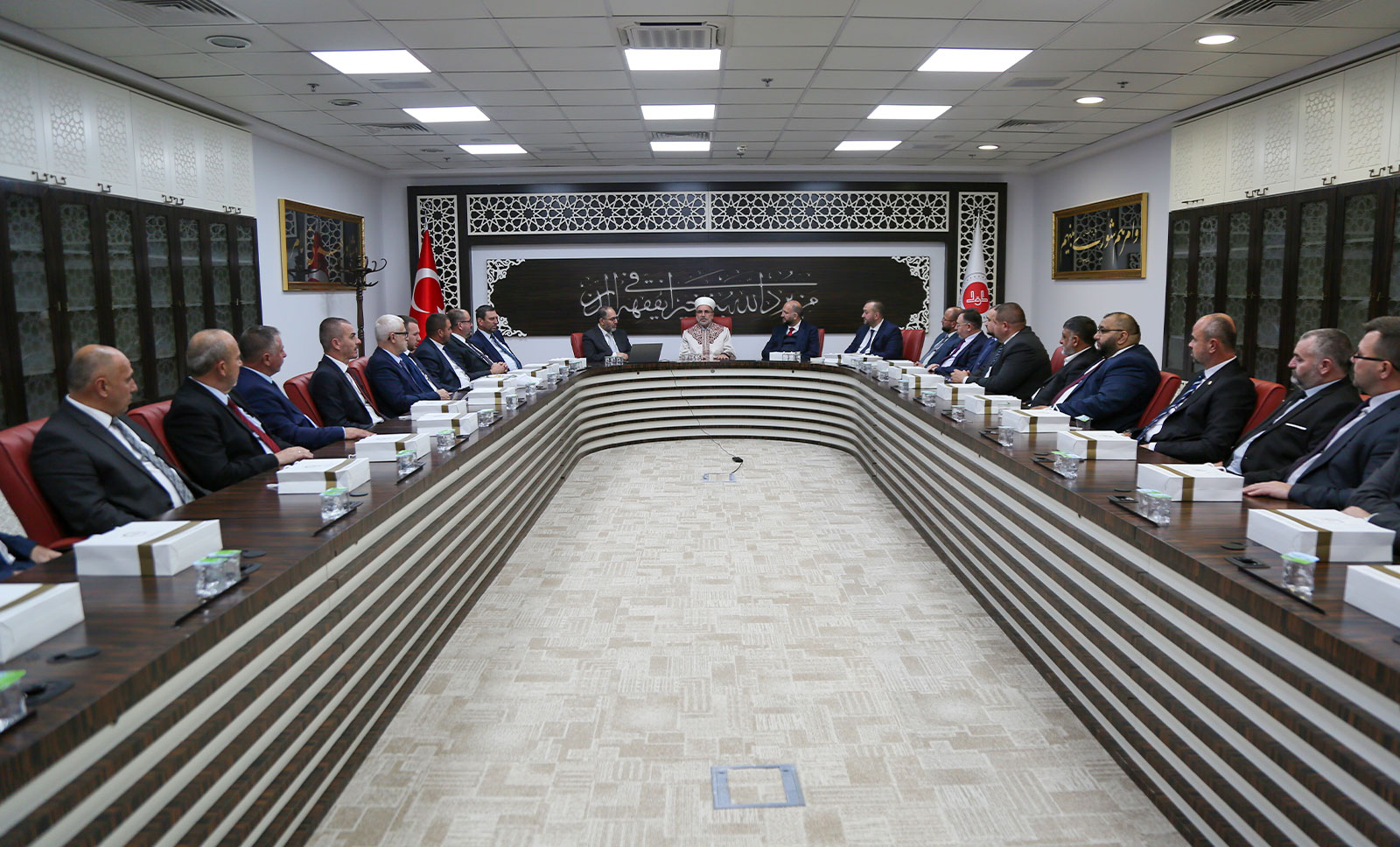 B​ulgaristan Cumhuriyeti Müslümanlar Diyaneti Başmüftülüğü Yüksek İslam Şurası Başkanı ve Beraberindeki Heyet Din İşleri Yüksek Kurulunu Ziyaret Etti.