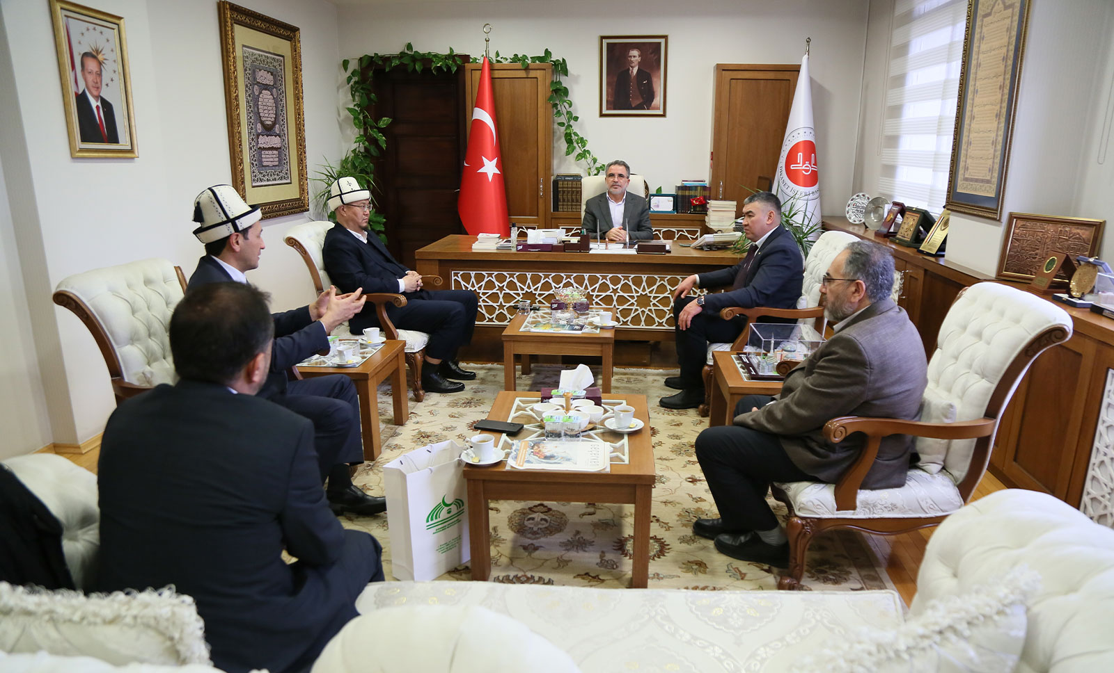 Kırgızistan Devlet Din Komisyonu Başkanı ve Beraberindeki Heyet Kurulumuzu ziyaret etti